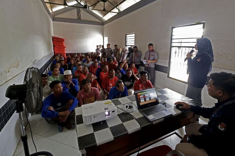 Penghuni Liponsos Surabaya saat mengikuti sosialisasi Pemilu