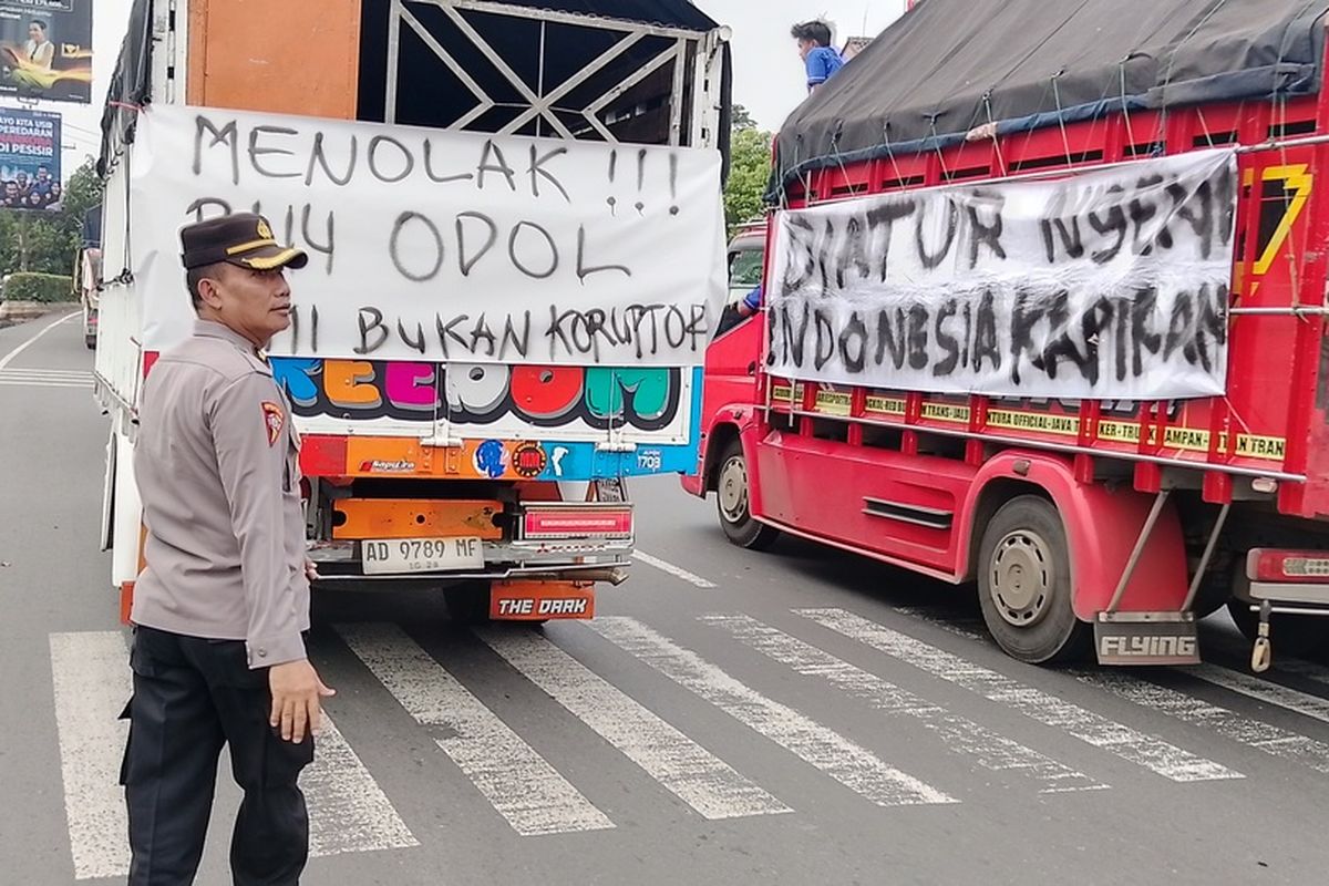 Demo sopir truk i Kendal. KOMPAS.COM/SLAMET PRIYATIN