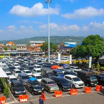 Antrean kendaraan roda empat pemudik di area parkir utama Pelabuhan Ketapang, Banyuwangi, jawa Timur. Minggu (29/3/2026).