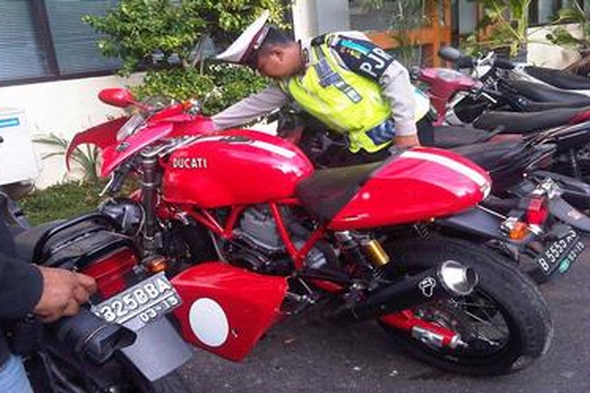 Motor gede merek Ducati milik Andre J Mamuaya di antara sepeda motor lain di Polda Metro Jaya, Selasa (21/8/2012).