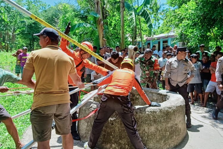 Tim SAR gabungan, saat mengevakuasi Pace Yurhans Seubelan (35), pria asal Kelurahan Babau, Kecamatan Kupang Timur, Kabupaten Kupang, Nusa Tenggara Timur (NTT), yang terjatuh ke dalam sumur sedalam 19 meter. 