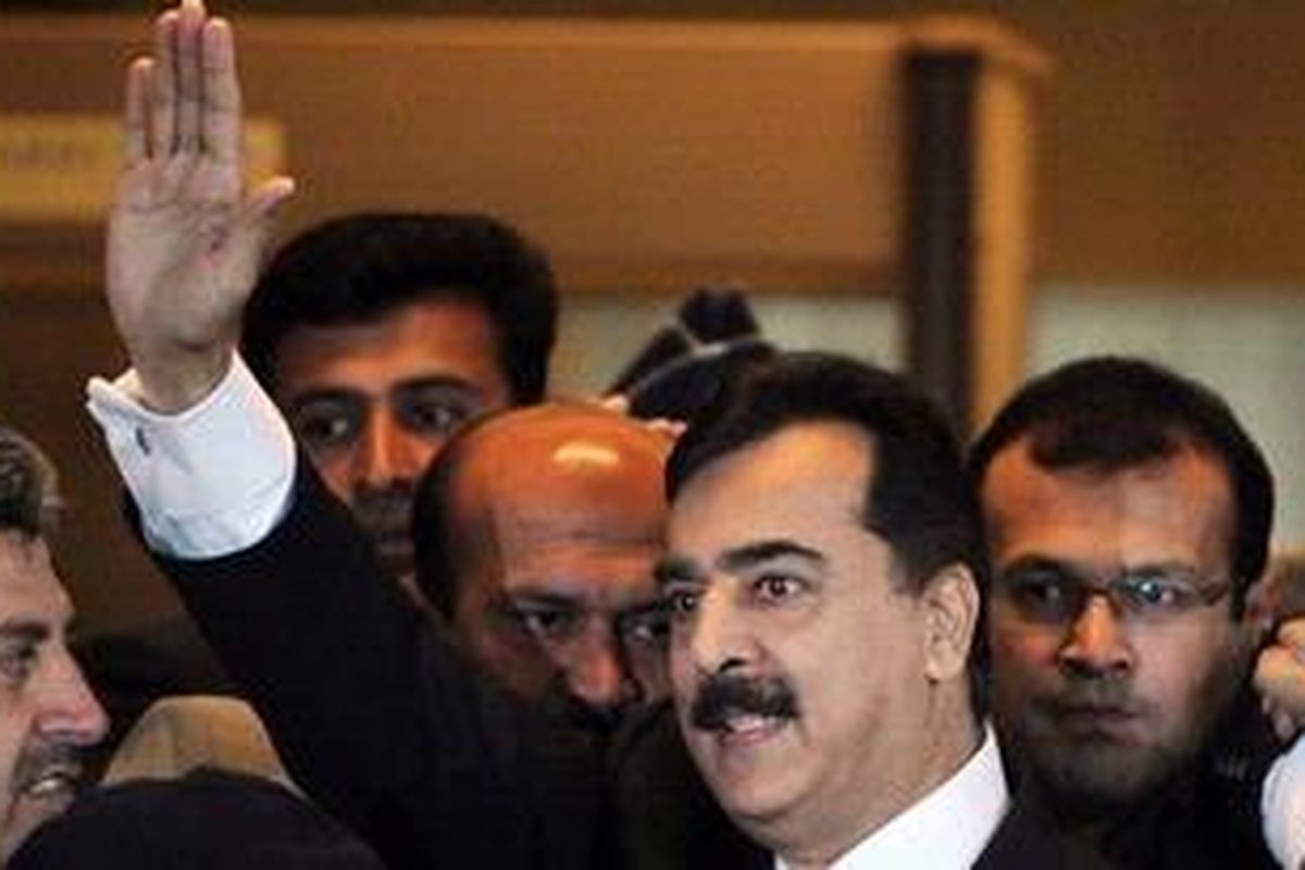 Perdana Menteri Pakistan Yousuf Raza Gilani melambaikan tangan saat tiba di gedung Mahkamah Agung di Islamabad, Senin (13/2/2012), untuk menghadiri sidang pembacaan perkara dalam perkara penghinaan terhadap pengadilan.  Mahkamah Agung menjatuhkan dakwaan penghinaan terhadap pengadilan karena Gilani menolak mengajukan permintaan pada Swiss untuk membuka kembali kasus yang melibatkan Presiden Asif Ali Zardari.     