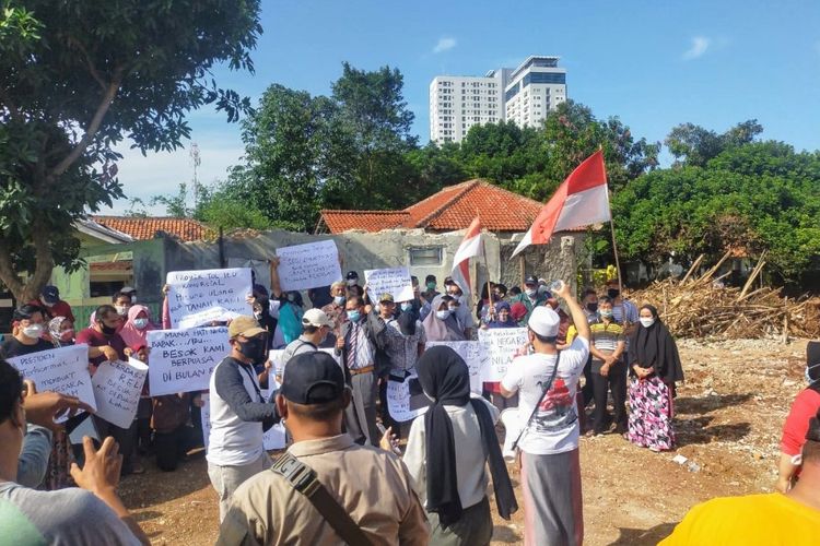 Sejumlah warga Cilenggang menggelar aksi protes di area proyek Tol Serpong-Balaraja, Tangerang Selatan, Senin (12/4/2021).