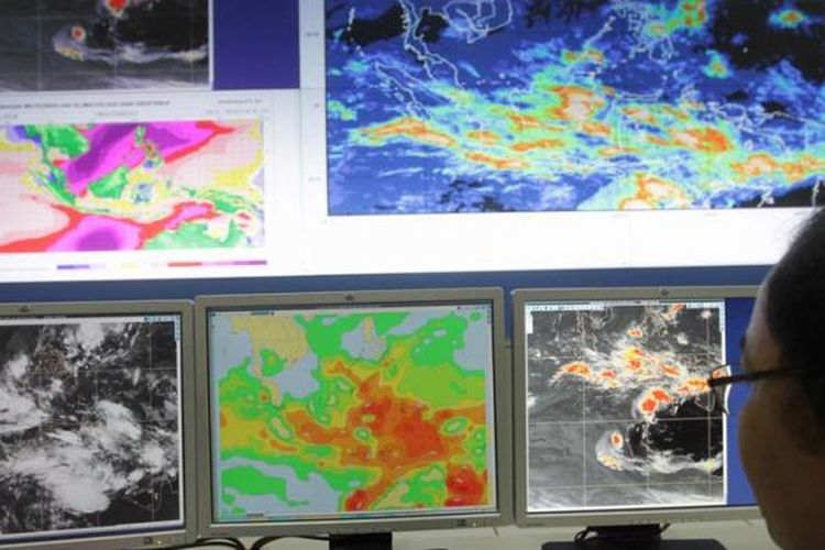 Kepala Sub Bidang Peringatan Dini Cuaca Ekstrem Badan Meteorologi, Klimaologi, dan Geofisika (BMKG) Kukuh Rubudiyanto menunjukkan model prakiraan cuaca arpege di Kantor BMKG, Jakarta, Senin (14/1/2013).