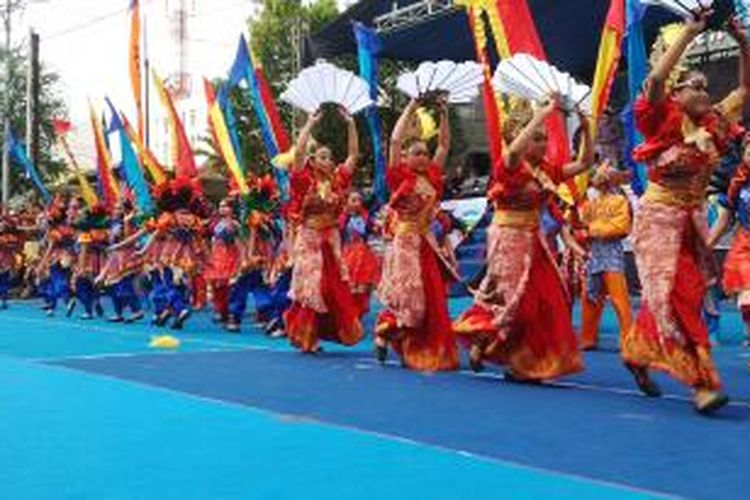 Pertunjukan seni budaya pada rangkaian Gebyar Budaya Garut 2015 dalam rangka pembukaan roadshow 'Pesta Rakyat De Syukron' Hari Jadi Provinsi Jawa Barat Ke-70, tahun 2015 di Kabupaten Garut, Jawa Barat, Rabu (13/5/2015).


