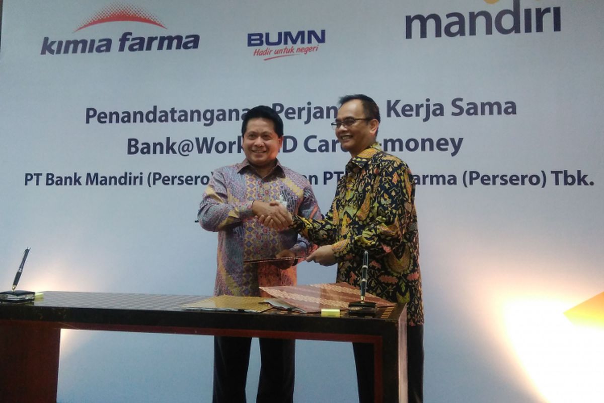 Penandatanganan kerja sama Bank at Work ID Card E-Money PT Bank Mandiri (Persero) Tbk dan PT Kimia Farma (Persero) Tbk, di Jakarta, Kamis (30/3/2017).