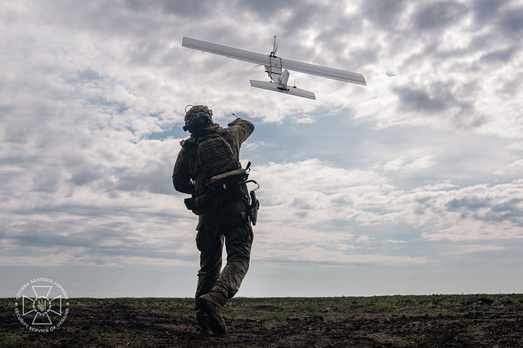 Ilustrasi prajurit Ukraina meluncurkan drone dalam perang dengan Rusia.