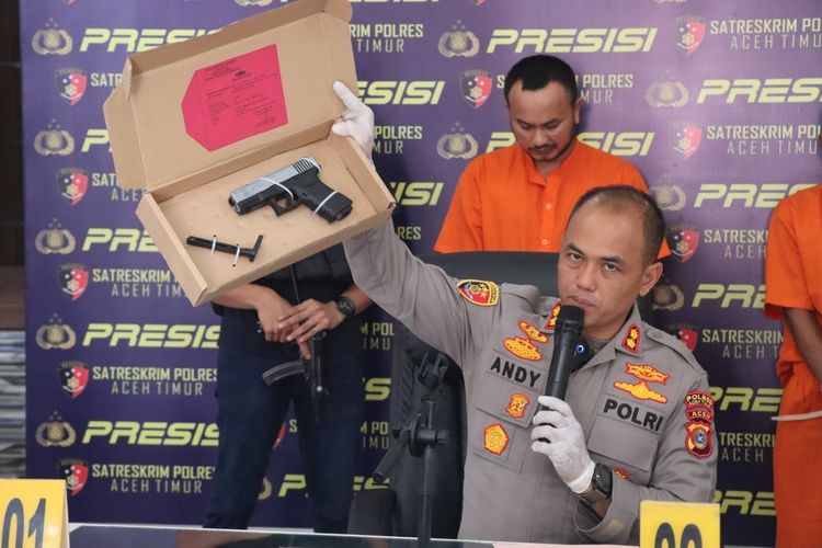 Kapolres Aceh Timur, AKBP Andy Rahmansyah, memperlihatkan reflika senjata api dan pelaku pemukulan di Mapolres Aceh Timur, Sabtu (1/4/2023)