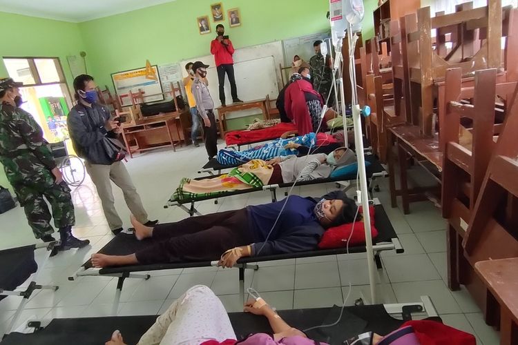 Puluhan warga Kota Tasikmalaya mengalami keracunan massal seusai menyantap nasi kuning di sebuah acara ulang tahun seorang anak di Kampung Cilange, Kelurahan Karikil, Kecamatan Mangkubumi, Kota Tasikmalaya, Kamis (8/10/2020).