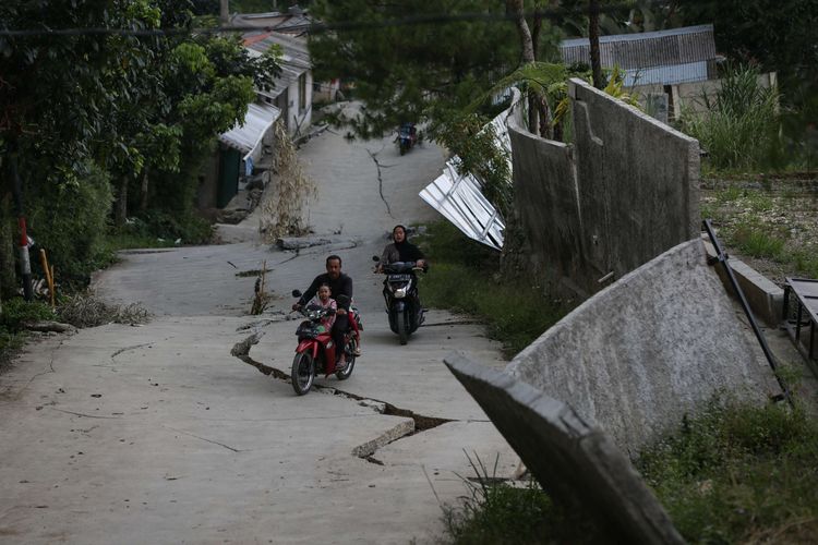 Kondisi kerusakan jalan akibat pergeseran tanah di Kampung Curug, Desa Bojong Koneng, Kecamatan Babakan Madang, Kabupaten Bogor, Jawa Barat, Senin (19/9/2022). Badan Penanggulangan Bencana Daerah (BPBD) setempat mencatat, 71 unit rumah mengalami kerusakan dan 116 orang mengungsi.