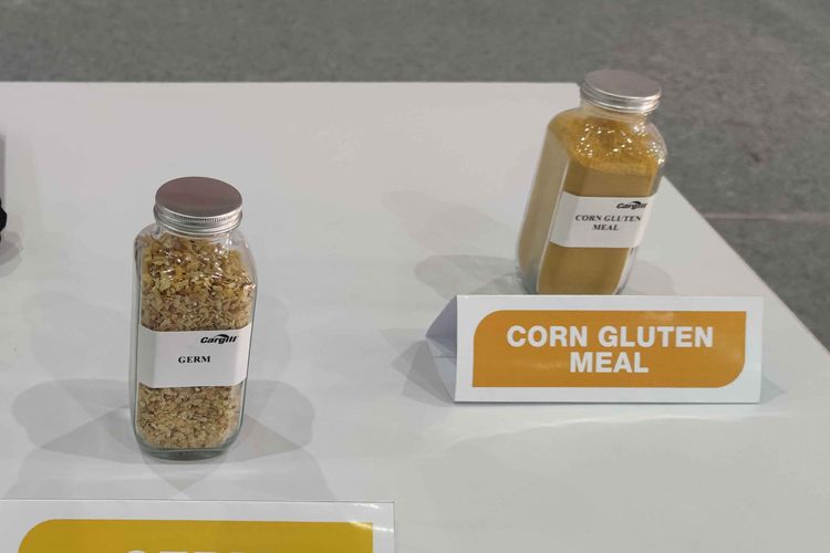 Produk olahan jagung yang diproduksi oleh Cargill dipamerkan di pabrik pengolahan jagung basah di Pandaan, Pasuruan, Jawa Timur, Kamis (8/9/2022).