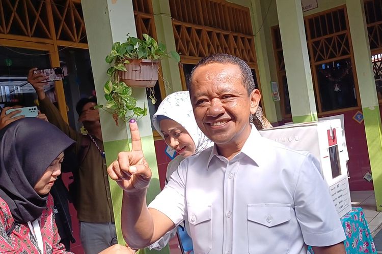 Momen Bahlil Coblos di TPS Duren Tiga Didampingi RK