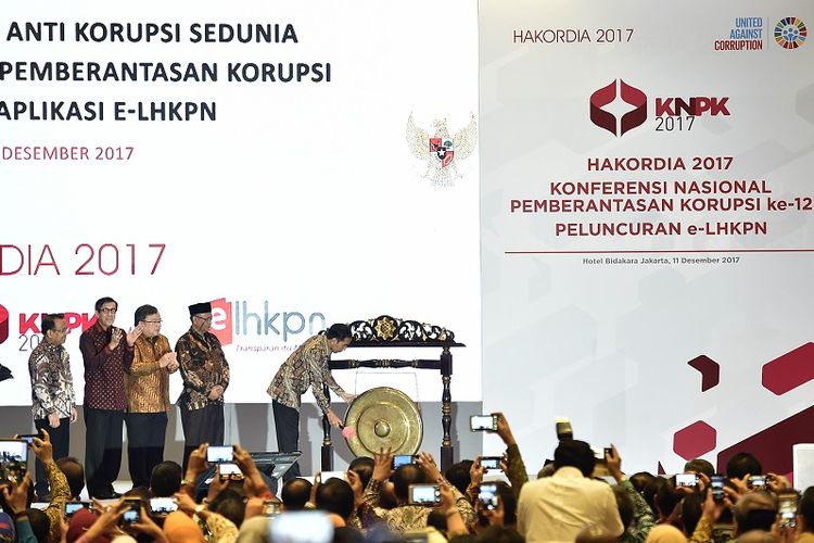 Presiden Joko Widodo (kanan) didampingi Ketua KPK Agus Rahardjo (kedua kanan), Menteri Perencanaan Pembangunan Nasional/Badan Perencanaan Pembangunan Nasional (PPN/Bappenas) Bambang Brodjonegoro (tengah), Menkum HAM Yasonna Laoly (kedua kiri), dan Mensesneg Pratikno (kiri) membuka Konferensi Nasional Pemberantasan Korupsi ke-12, sekaligus Peringatan Hari Anti Korupsi Sedunia Tahun 2017 serta Peluncuran Aplikasi e-LHKPN, di Jakarta, Senin (11/12). Dalam kesempatan tersebut presiden memerintahkan pembenahan sistem pemerintahan, pelayanan dan administrasi serta peningkatan kesadaran masyarakat untuk ikut mencegah dan memberantas korupsi.