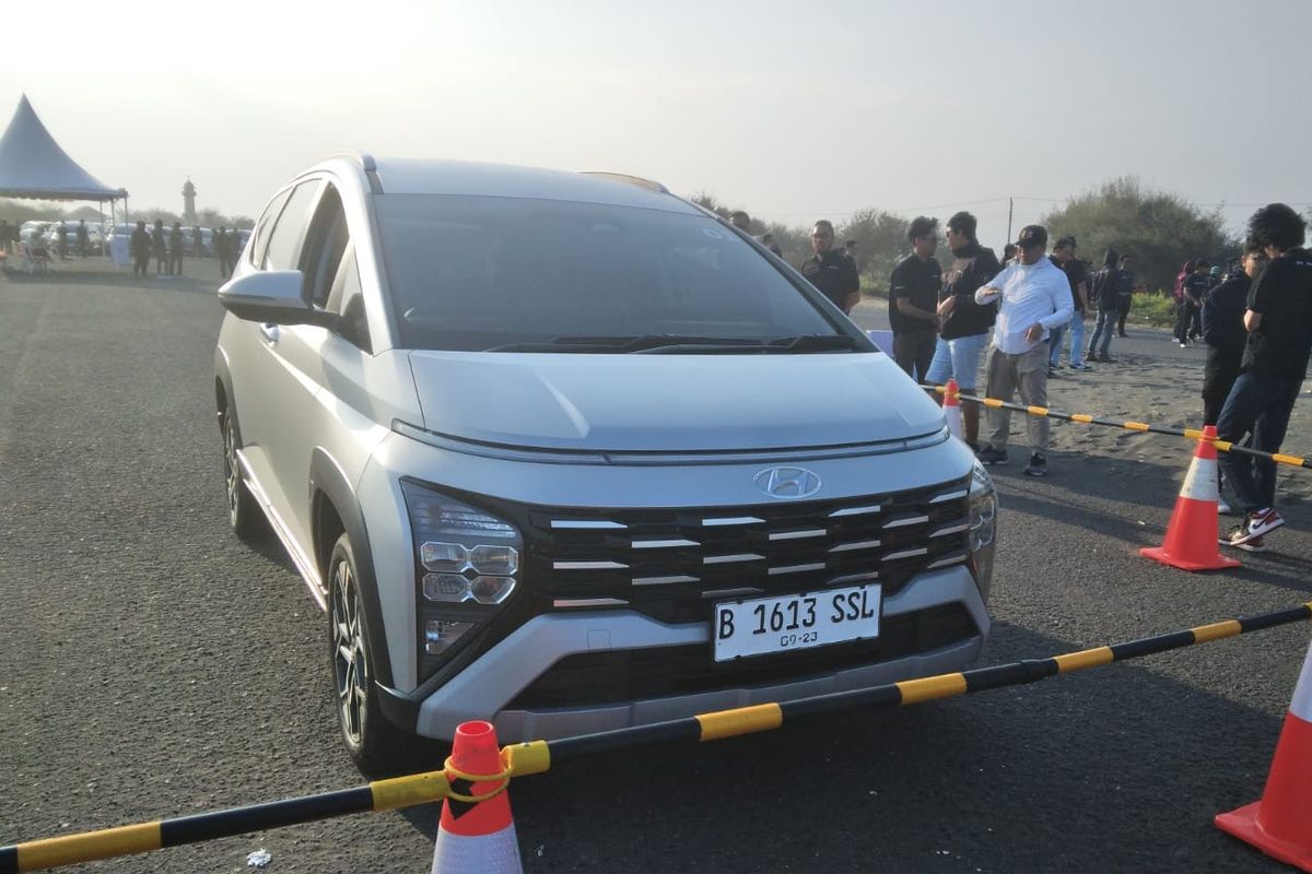 Hyundai menyematkan warna doff alias matte di Hyundai Stargazer X. Selain lebih modern, warna matte memang sedang populer dan banyak dipakai merek otomotif untuk menarik konsumen.