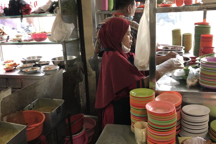 Pegawai tengah menyiapkan hidangan soto medan di Rumah Makan (RM) Sinar Pagi Jalan Sei Deli, Silalas, Medan Barat, Kota Medan, Sumatera Utara pada Kamis (30/12/2021) pagi. Pengunjung datang untuk menyantap menu andalan RM Sinar Pagi yakni soto medan.