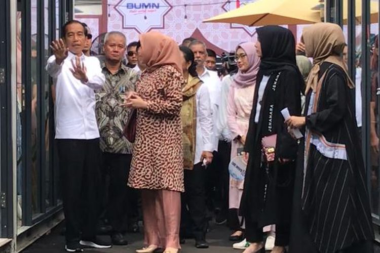 Presiden Joko Widodo saat meninjau lokasi pembangunan halal distrik di kawasan Stadion Utama Gelora Bung Karno Jakarta, Selasa (16/4/2019).