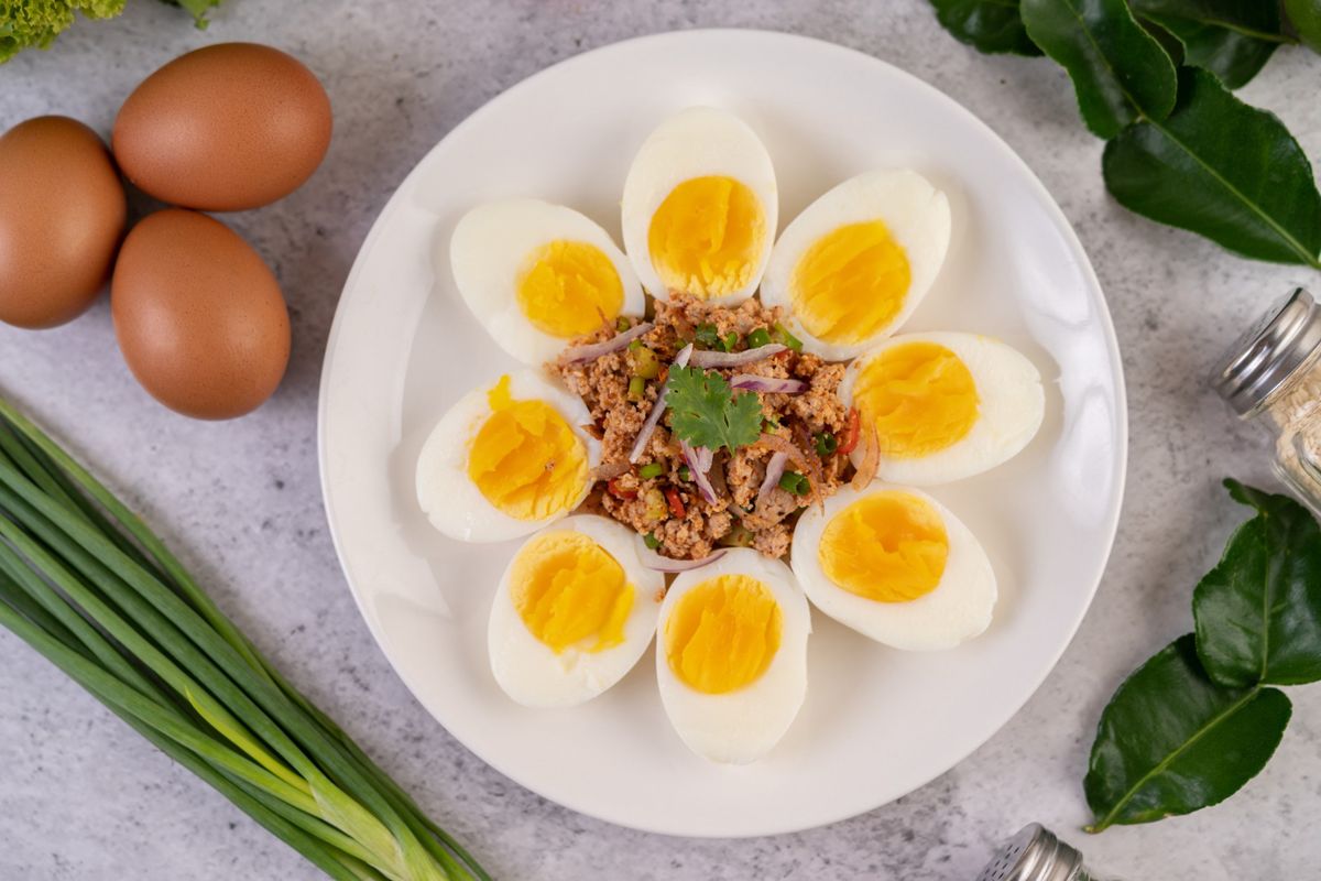 Untuk menu sarapan diet DEBM, kita bisa mengonsumsi makanan seperti telur, ikan, ayam, keju atau alpukat.