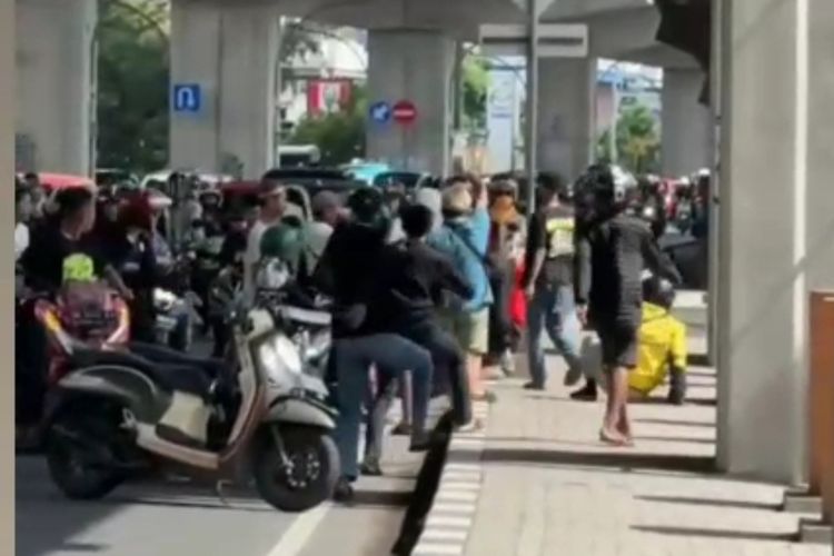 ANARKIS: Rombongan pengantar jenazah yang diduga melakukan penganiayaan terhadap seorang pengemudi ojek online di bilangan Jalan A P Pettarani, Kota Makassar, Sulsel, Minggu (31/3/2024).