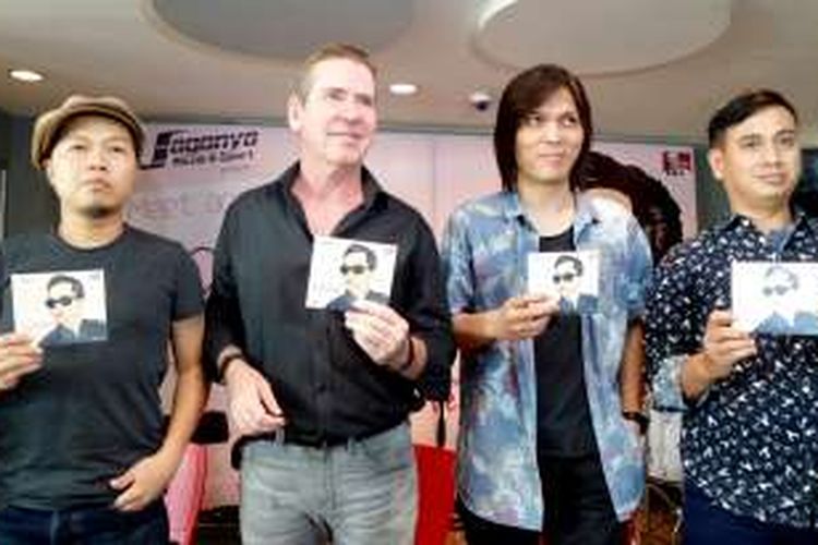 Vokalis Sandhy Sondoro bersama vokalin Once Mekel saat diabadikan di jumpa pers peluncuran album Sandhy Sondoro Love Song's di KFC Tugu Tani, Menteng, Jakarta Pusat, Sabtu (4/6/2016).