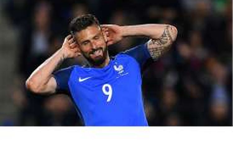 Reaksi penyerang timnas Perancis, Olivier Giroud, setelah gagal mencetak gol dalam pertandingan persahabatan melawan Kamerun di Stadion Beaujoire, Nantes, Senin (30/5/2016).