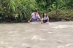 Demi Sekolah, Asdar Gendong Adik dan Tuntun Sepupu Lewati Derasnya Banjir di Sungai Nias Selatan