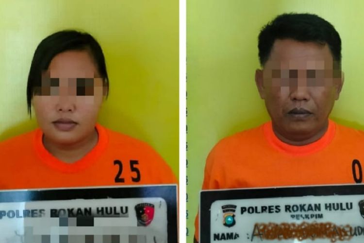 Pasutri yang menjual anak di bawah umur ke pria hidung belang saat diamankan di Polres Rokan Hulu, Riau, Senin (4/4/2022).