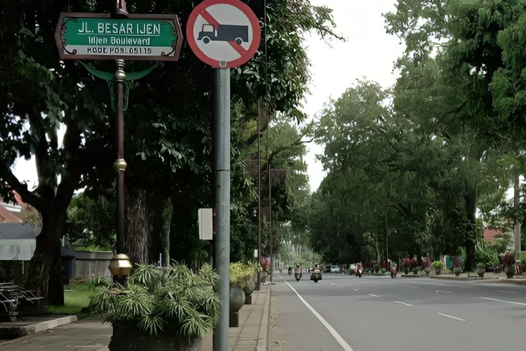 Ilustrasi Jalan Besar Ijen di Malang, Jawa Timur yang akan dipasangi lampu jalan.