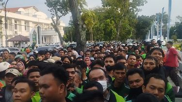Bobby Nasution Bagikan 2.500 Paket Sembako dari Presiden Prabowo di Medan