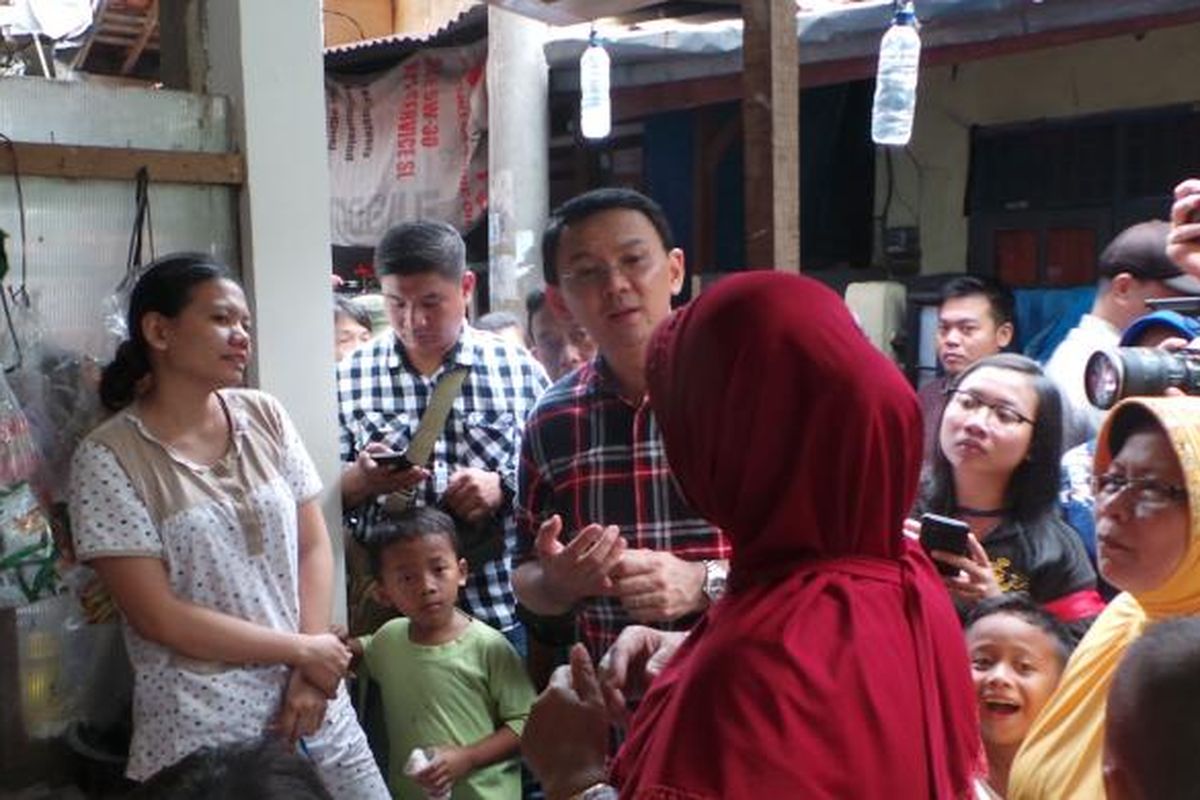 Calon gubernur DKI Jakarta Basuki Tjahaja Purnama atau Ahok melobi warga yang menetap di bantaran Kali Pesanggrahan untuk dapat direlokasi ke rumah susun, di Ulujami, Jakarta Selatan, Kamis (26/1/2017).