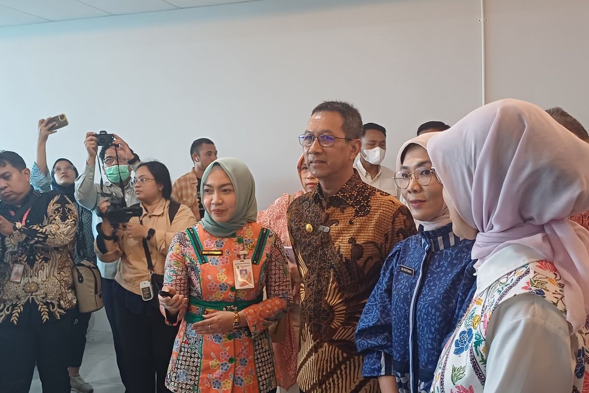 Pj Gubernur DKI Jakarta Heru Budi Hartono saat meninjau RSUD Kalideres, Jakarta Barat, Kamis (19/10/2023).