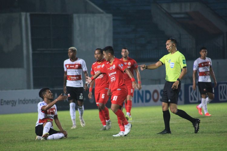 Wasit asal DI Yogyakarta, Fariq Hitaba (kedua dari kanan), memimpin pertandingan Madura United vs Persija Jakarta, Jumat (22/10/2021) malam WIB di Stadion Moch. Soebroto, Magelang.