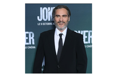 Kisah Tragis di Balik Gaya Hidup Vegan Joaquin Phoenix 