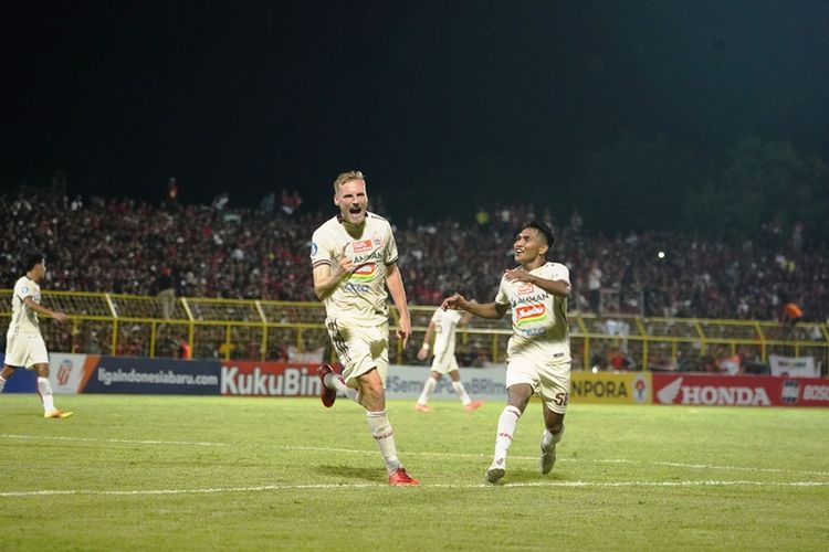 Selebrasi pemain Persija Jakarta, Hanno Behrens, seusai membobol gawang PSM Makassar. Laga PSM Makassar vs Persija Jakarta dalam rangkaian pekan ke-3 Liga 1 2022-2023 itu berlangsung di Stadion BJ Habibie, Parepare, Sulawesi Selatan, Jumat (5/8/2022) sore WIB. Malam ini, Minggu (14/8/2022), pukul 20.30 WIB, Persija Jakarta akan bermain di Stadion Pakansari, Kabupaten Bogor, untuk melakoni laga pekan keempat Liga 1 2022-2023 melawan tuan rumah Persikabo 1973. Terkini, Persija Jakarta menang 1-0 atas tuan rumah Arema FC pada laga pekan ketujuh Liga 1 yang digelar di Stadion Kanjuruhan, Kabupaten Malang, Minggu (28/8/2022) malam WIB.