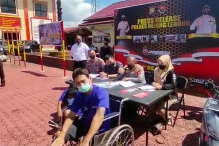 Polisi meringkus IL (24), warga Kecamatan Binduriang, Kabupaten Rejang Lebong, Provinsi Bengkulu yang merupakan pelaku begal dengan modus menaburkan paku di jalan lintas Bengkulu-Lubuk Linggau, Rabu (13/4/2022).