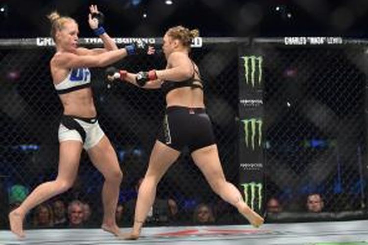 Petarung UFC asal Amerika Serikat, Holly Holm (kiri), bertarung dengan sesama petarung AS, Ronda Rousye, pada pertarungan kelas bantam di Melbourne, Australia, Minggu (15/11/2015).