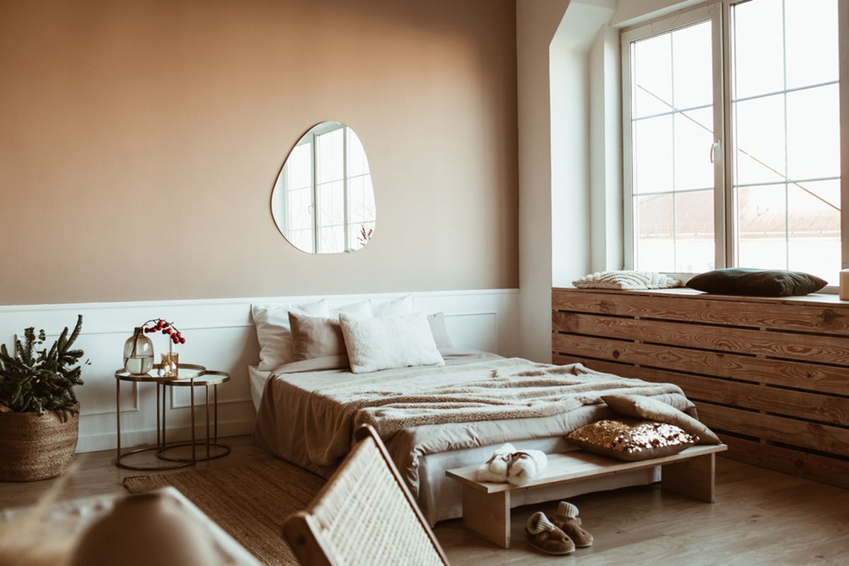 Ilustrasi penggunaan warna beige pada dinding kamar tidur. Beige adalah warna netral yang dapat menciptakan kesan nyaman dan teduh di kamar tidur. 