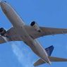 Buntut Serpihan Mesin Jatuh dari Langit, Pesawat Boeing B777 Dikandangkan