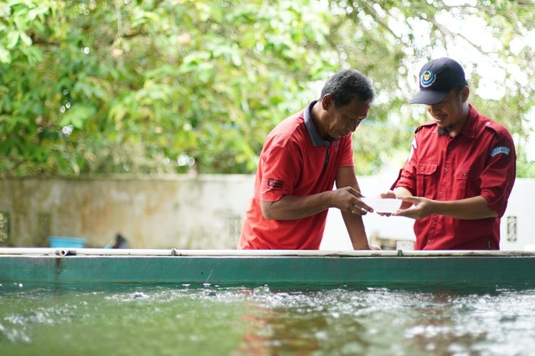 Penyuluh dari Badan Riset dan Sumber Daya Manusia (BRSDM) Kelautan dan Perikanan dengan memberikan arahan kepada nelayan.