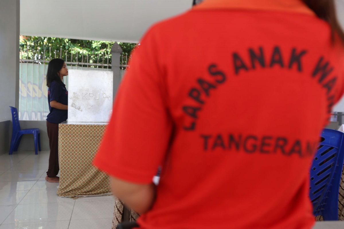 Sejumlah warga binaan menggunakan hak pilihnya di Tempat Pemungutan Suara (TPS) khusus di dalam Lapas Anak Wanita Kota Tangerang, Rabu (27/6/2018).  Sebanyak 31 warga binaan di TPS ini memberikan suara pada Pemilihan Kepala Daerah (Pilkada) serentak 2018.