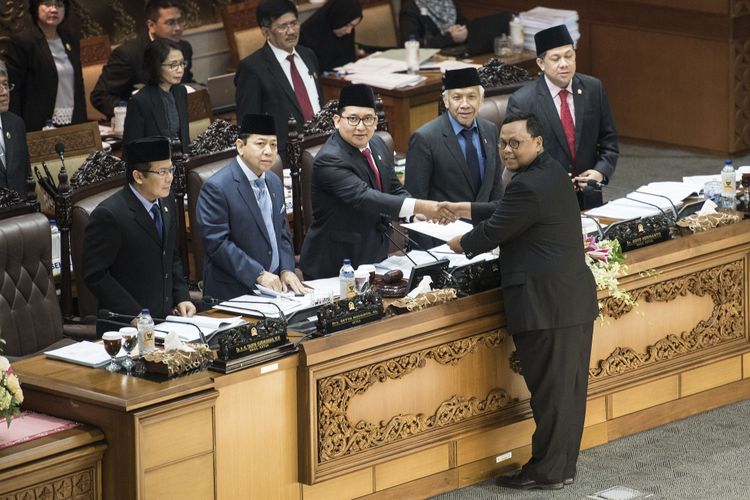 Ketua Pansus RUU Pemilu Lukman Edy (kedua kanan) menyerahkan laporan hasil kerja kepada pimpinan sidang, Fadli Zon (tengah), disaksikan Ketua DPR Setya Novanto (kedua kiri) Wakil Ketua DPR Agus Hermanto (ketiga kanan), Taufik Kurniawan (kiri) dan Fahri Hamzah (kanan) saat Rapat Paripurna ke-32 masa persidangan V tahun sidang 2016-2017 di Kompleks Parlemen, Senayan, Jakarta, Kamis (20/7/2017). Sidang Paripurna tersebut digelar dengan agenda antara lain pembacaan keputusan RUU Pemilu.