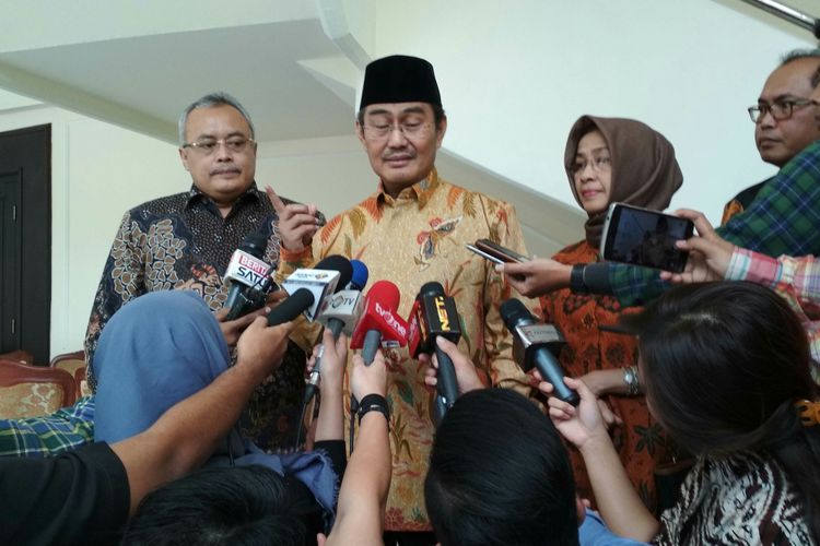 Ketua Dewan Kehormatan Penyelenggara Pemilu (DKPP), Jimly Asshiddiqie Ketika Ditemui di Kantor Wakil Presiden RI, Jakarta, Rabu (31/5/2017).