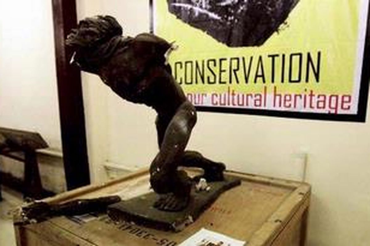 Patung model Dirgantara dipamerkan dalam Pameran Selamatkan Bukti Sejarah di Balai Konservasi Dinas Pariwisata dan Kebudayaan Pemerintah Provinsi DKI Jakarta, Kota Tua, Jakarta Barat, Jumat (24/6/2011). Patung model ini dibuat oleh Edhi Sunarso sebagai bahan presentasi dihadapan Presiden Soekarno untuk mendapatkan izin membuat Patung Dirgantara yang ada di Jalan Gatot Subroto, Pancoran, Jakarta Selatan. 