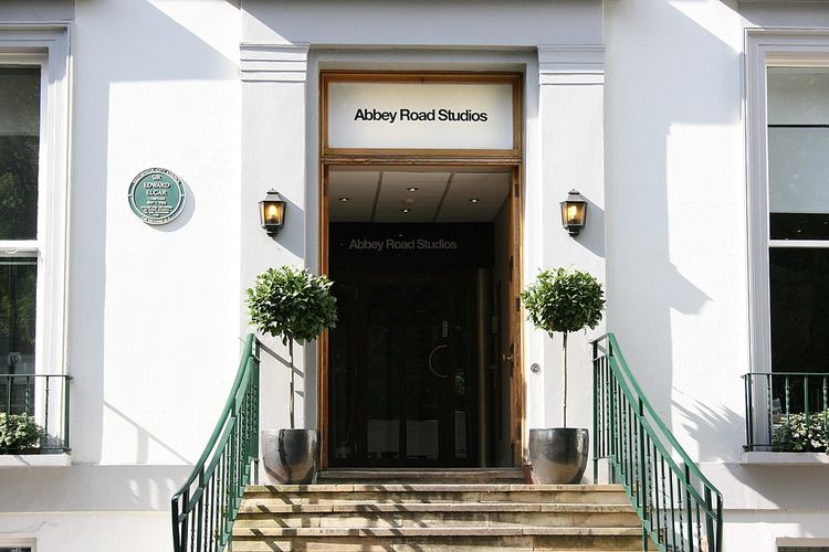 Abbey Road Studios, studio rekaman di Abbey Road No. 3 London, Inggris.