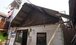 Cuma Beratap Plastik dan Beralas Terpal, Begini Kondisi Rumah Warga di Jantung Jakarta