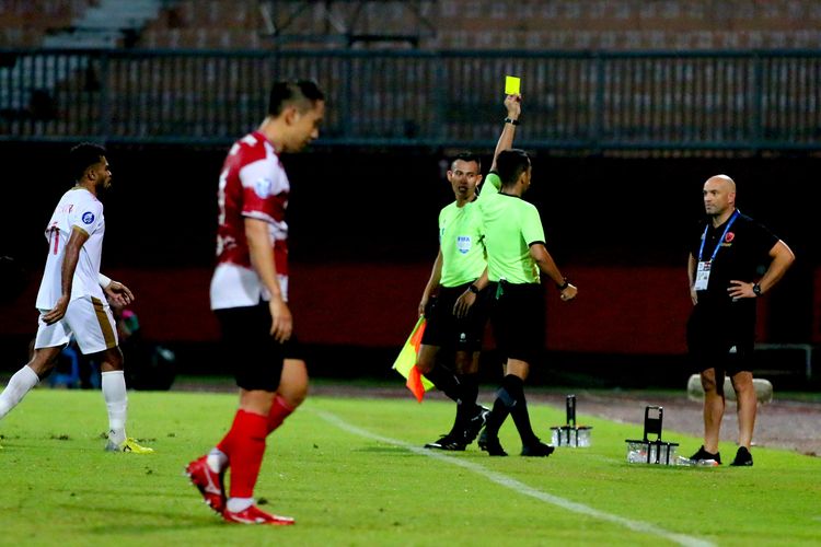 Pelatih PSM Makassar Bernardo Tavares mendapatkan kartu kuning saat pertandingan pekan ke-32 melawan Madura United yang berakhir dengan skor 1-3 di Stadion Gelora Ratu Pamelingan Pamekasan, Jumat (31/3/2023) malam.