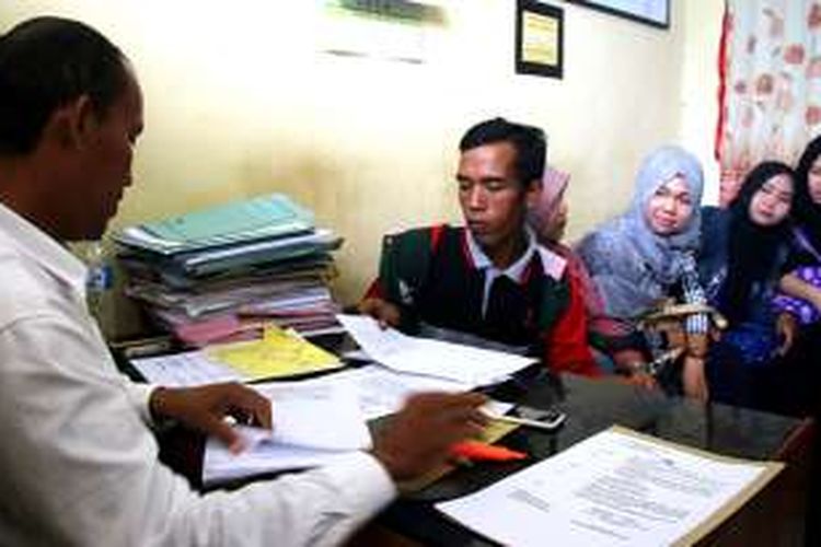 Sebanyak 24 mahasiswa Sekolah Tinggi Ilmu Managemen Indonesia (STIMI) di Meulaboh, Kabupaten Aceh Barat, melaporkan kasus penggelapan uang sidang skripsi mereka yang dilakukan oleh salah satu staf bagian akademik kampus kepada pihak kepolisian. 
