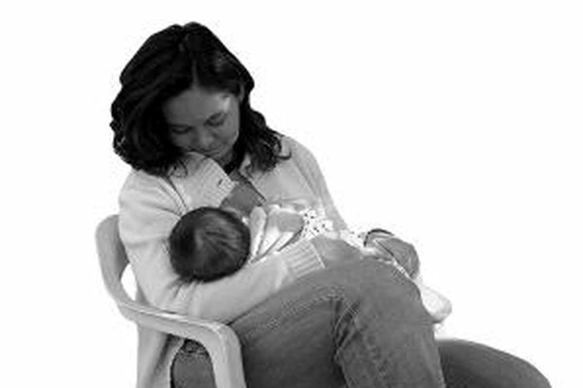 Pasca melahirkan, asupan si ibu penting untuk si bayi, juga untuk dirinya. 