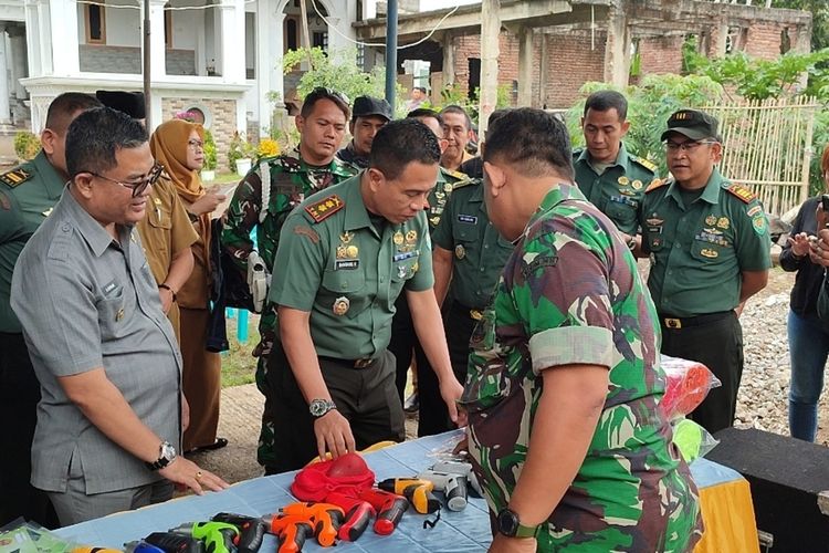Letkol Infantri Bambang Kurniawan, Dandim 0615 bersama beberapa pihak mendatangi rumah Sertu sertu Agus Rahwan Awaludin Staf Kodim 0615, yang viral karena bangunan rumah megah di sekitar kuburan, pada Selasa (27/6/2023). Bambang juga menunjukan produksi Laser Khitan milik Agus yang tembus ekspor ke 64 negara.