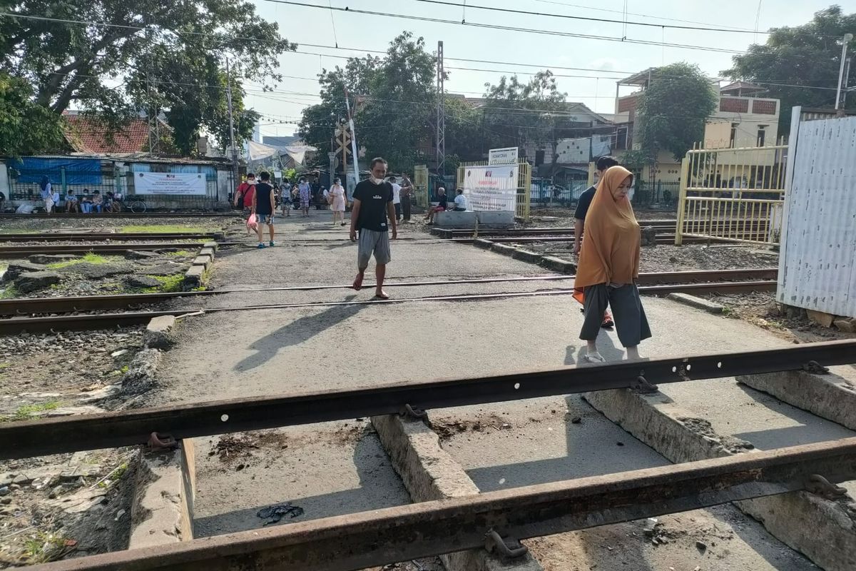 Penutupan pintu pelintasan sebidang di Jalan Bungur 17, Kemayoran, Jakarta Pusat oleh PT KAI.