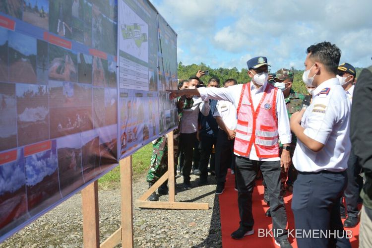 Menhub di Bandara Mentawai Baru